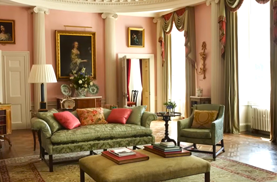 Traditional interior decor and design
